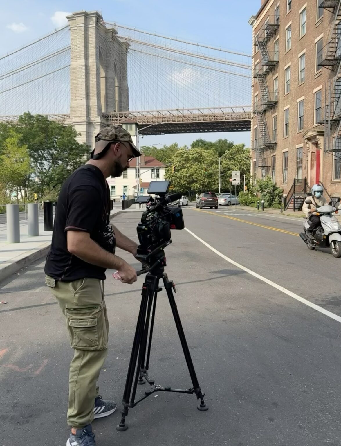 Director de fotografia con camara bajo el puente de Brooklyn en EE. UU., Burrito Films